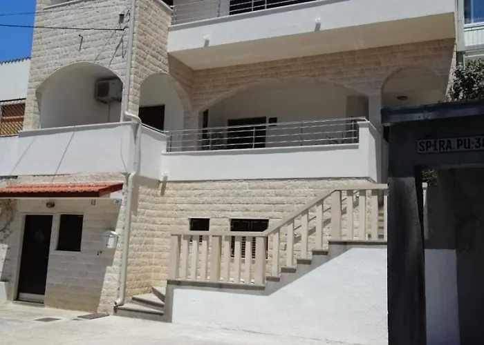 Vesna 아파트 트로기르